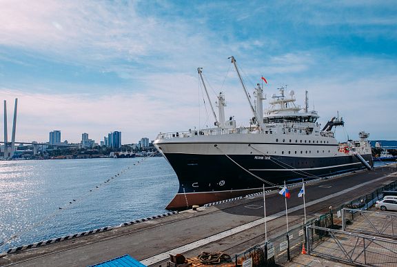 新型超级拖网渔船“锡佐夫机械师”号正准备首次出海捕鱼