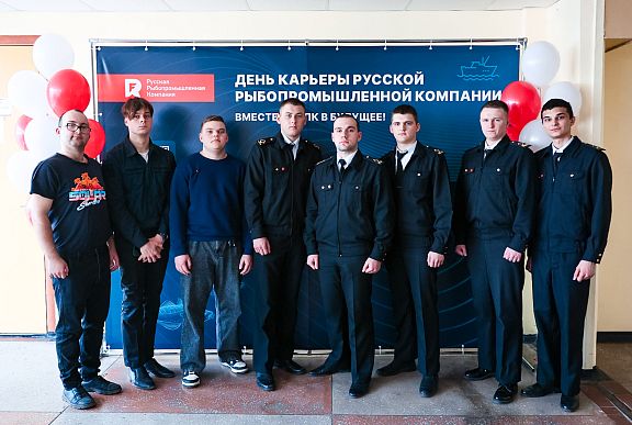 俄渔与行业院校的学生共同规划职业发展路径