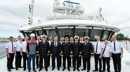 在“夫多维琴科校官” 超级拖网渔船上升起俄罗斯国旗