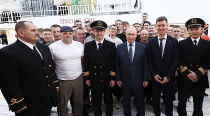 Президент России Владимир Путин посетил супертраулер «Капитан Юнак»