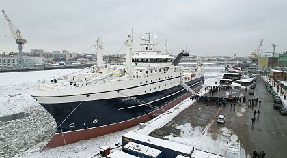 “梅哈尼克·马斯拉克”号超级拖网渔船上升起了俄罗斯旗