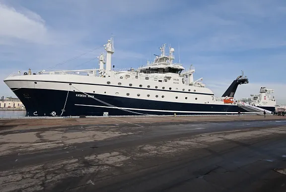 РРПК продолжает обновление флота – поднят Государственный флаг на супертраулере «Капитан Юнак»