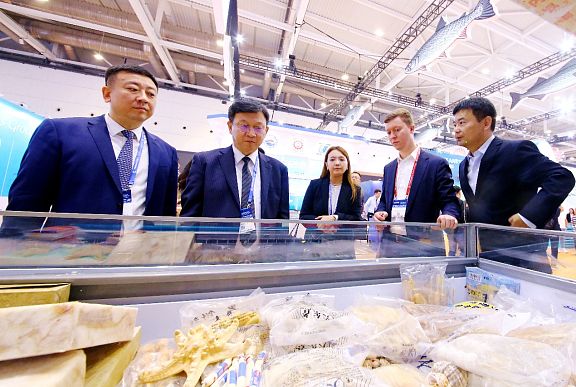 俄罗斯渔业公司参加中国国际渔业博览会展出特色鱼糜制品